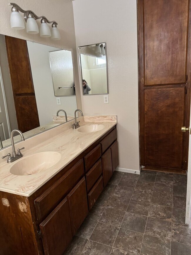 Building Photo - Apple Valley- Four Plex- 2 Bedrooms, 2 Bat...