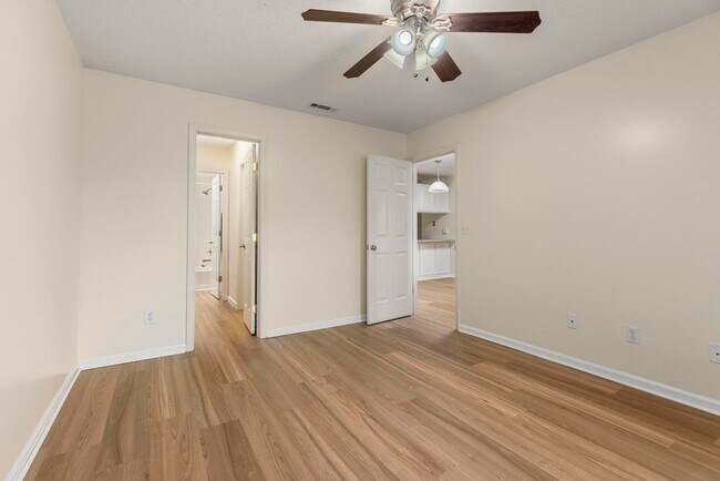 Building Photo - 3/2 Duplex Close to Tiger Town- Available ...