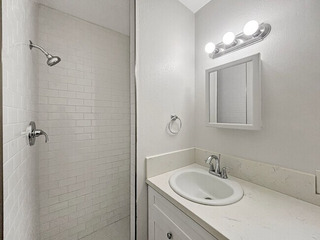 Building Photo - Beautiful 5BD/3BA House Near SDSU W/ W/D, ...