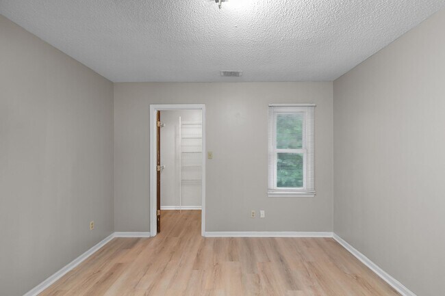 Building Photo - 2 Bedroom 1 Bathroom Duplex