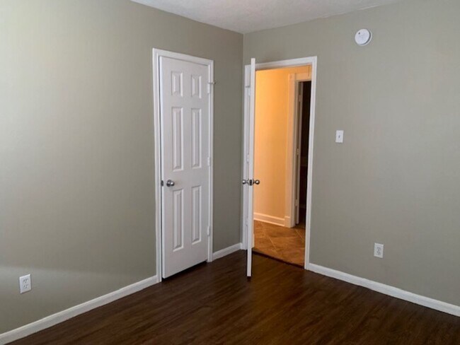 Building Photo - What a Find! 4 Bedrooms!