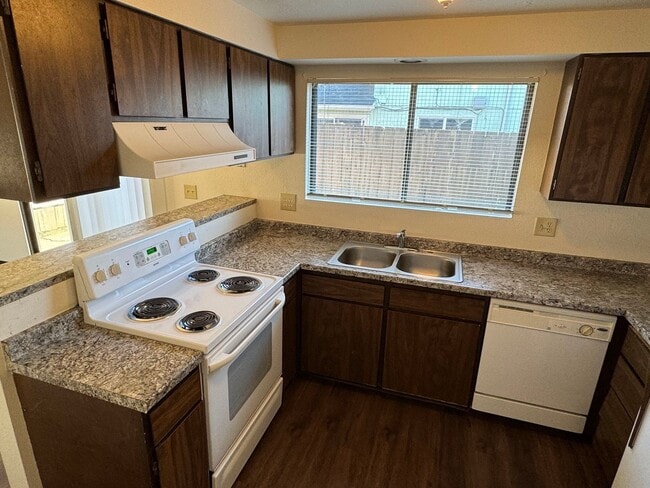Building Photo - 2 Bedroom Duplex in Springfield