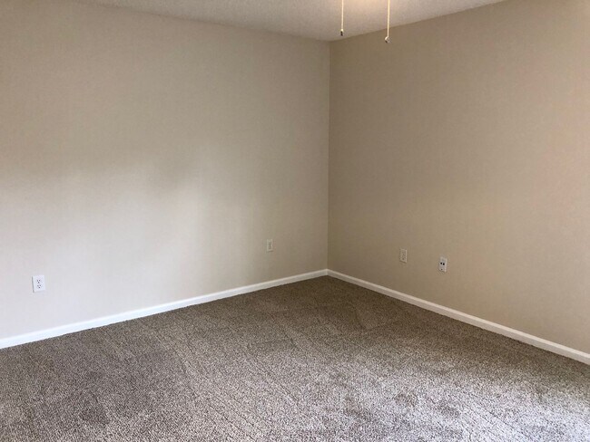 Building Photo - Large 5 Bedroom, 3 Bathroom Single Family Home