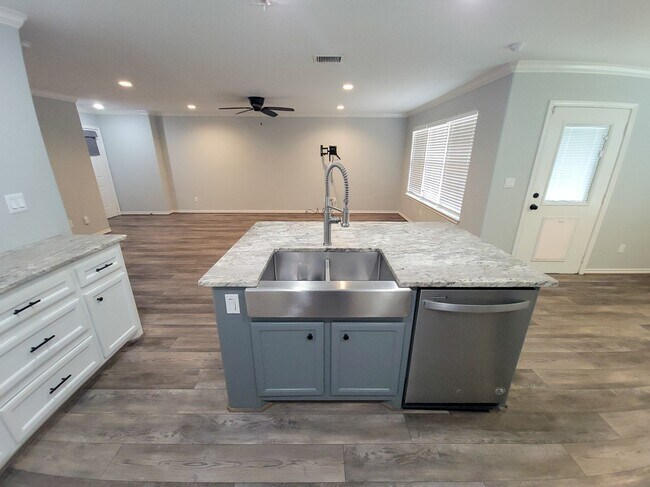 Building Photo - 115 Sendero Dr