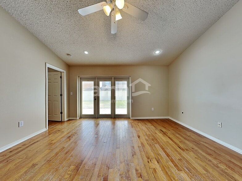 Building Photo - 27346 Breakers Dr