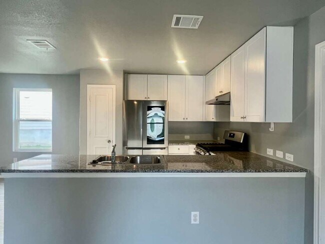Building Photo - Charming 3-Bed Retreat with Open Living & Private Primary Suite in San Antonio