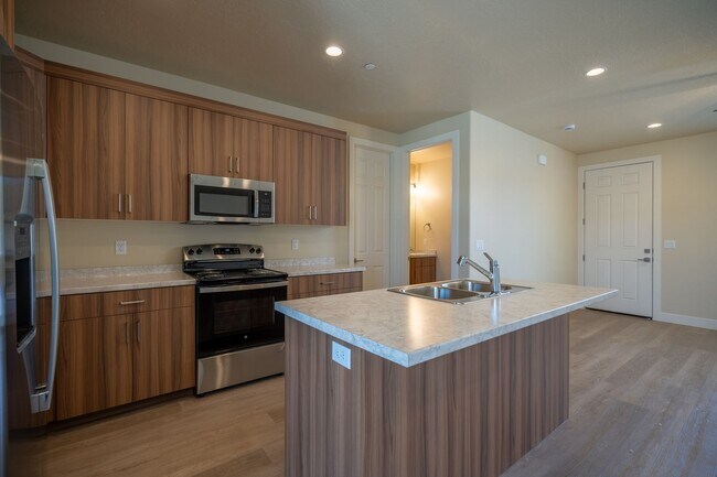 Building Photo - Newer Townhome Near Utah Tech