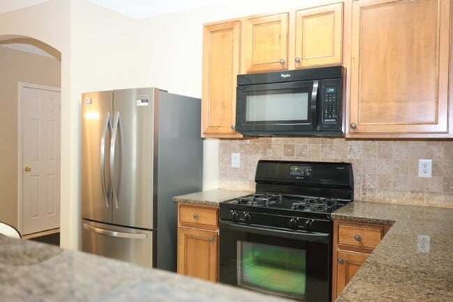 Building Photo - Charming 2-story Townhome
