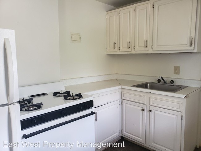 Building Photo - 1529 E 2nd St