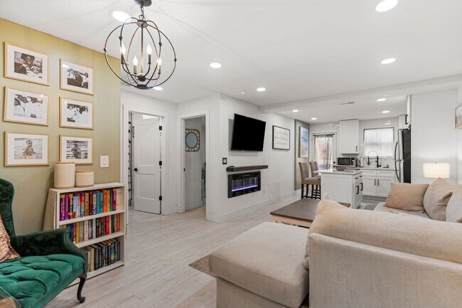 Building Photo - Single Family Home, 2 bed/1 bath $1,350 One-Story