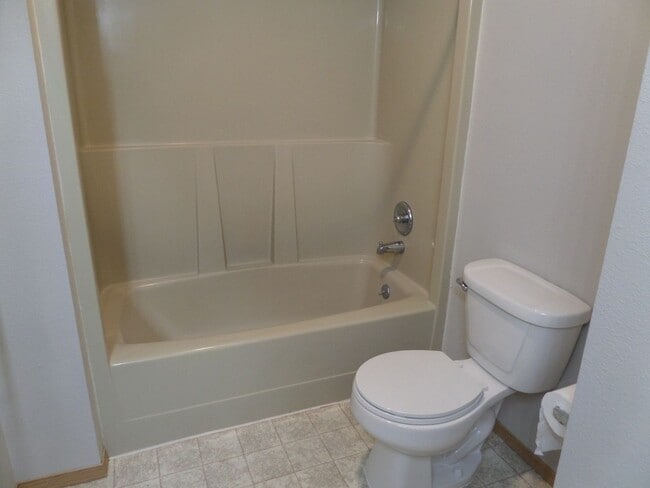 Building Photo - Super Cute 3 Bedroom Duplex with Fenced Ba...