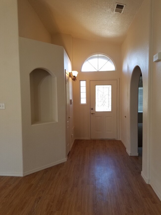 Building Photo - 3 bed, 2 bath, 1400 sq ft home in Huning Ranch Coming Soon!