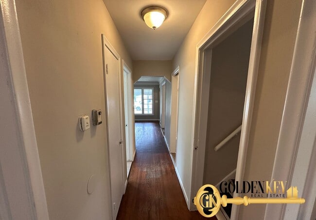 Building Photo - Spacious 4 bed / 2 bath with garage and fi...