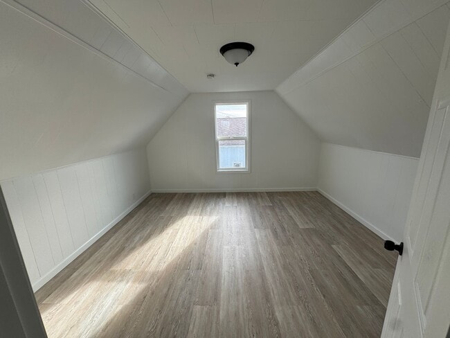 Building Photo - Large Home in Newport!