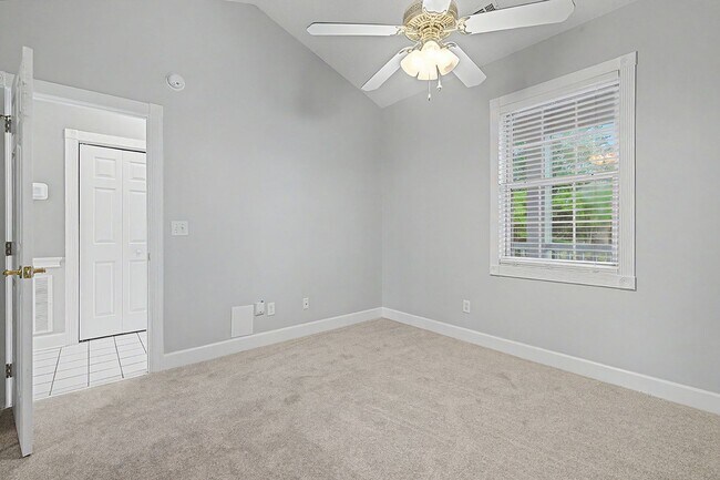 Building Photo - Condo in Arrowhead with brand new paint and carpet!