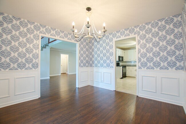 Building Photo - Pet Friendly Three Bedroom!
