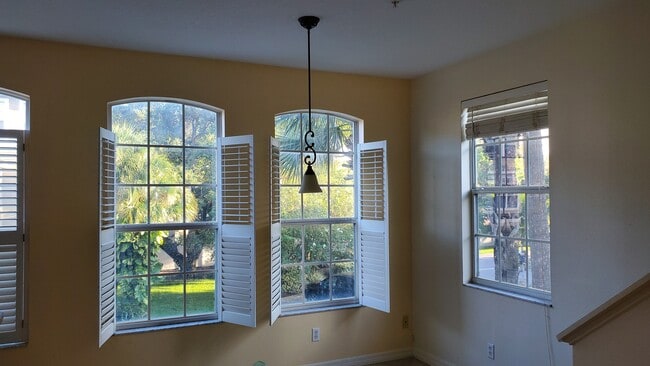 Building Photo - 3013 Pointeview Dr