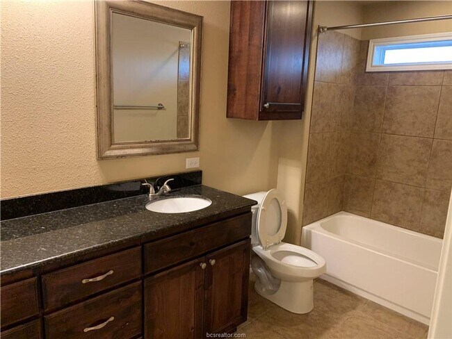 Building Photo - Beautifully 4 bedroom, 3 bathroom house within minutes of Texas A&M!!