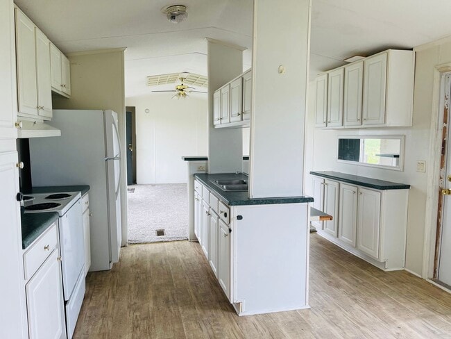 Building Photo - 2 BR, 2 BA Singlewide in Great Location in Pikeville!