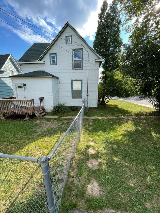 Building Photo - AVAILABLE NOW! 4 Bedroom 1 Bath Home!