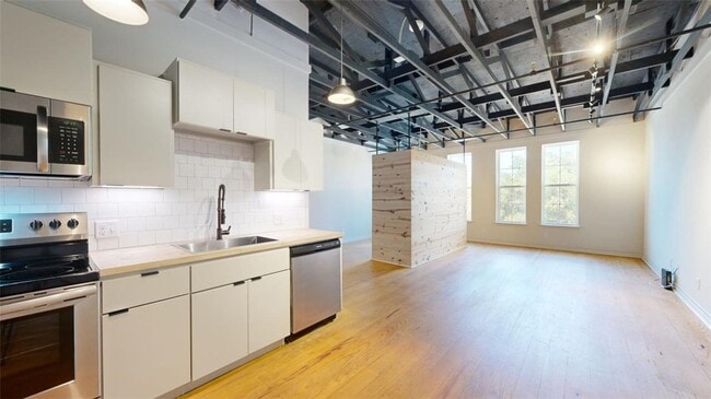 Building Photo - 305 W 27th St