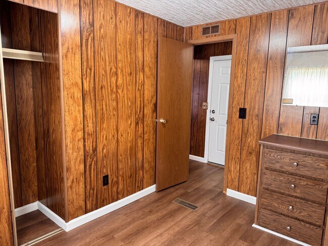 Building Photo - 3 Bed, 1.5 bath mobile home