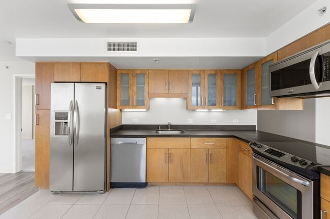 Building Photo - Convenient Urban Living!