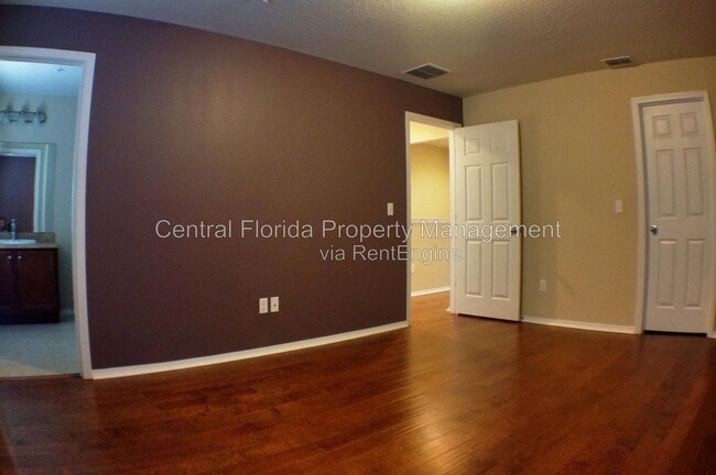 Building Photo - 210 Silverglen Ln