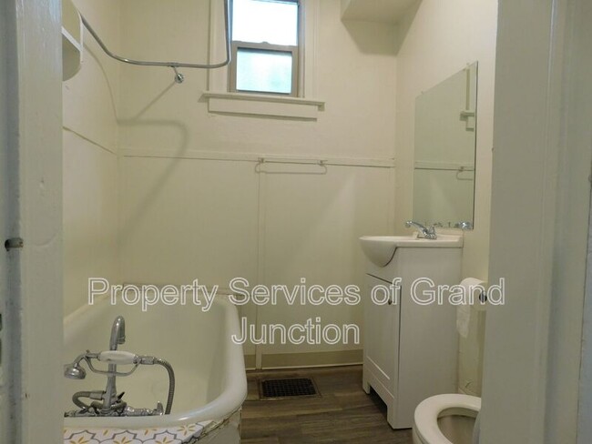 Building Photo - 816 Grand Ave