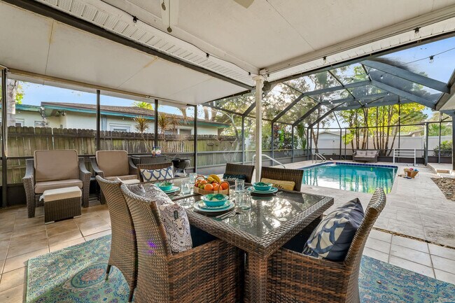 Building Photo - 1341 Bayview Dr