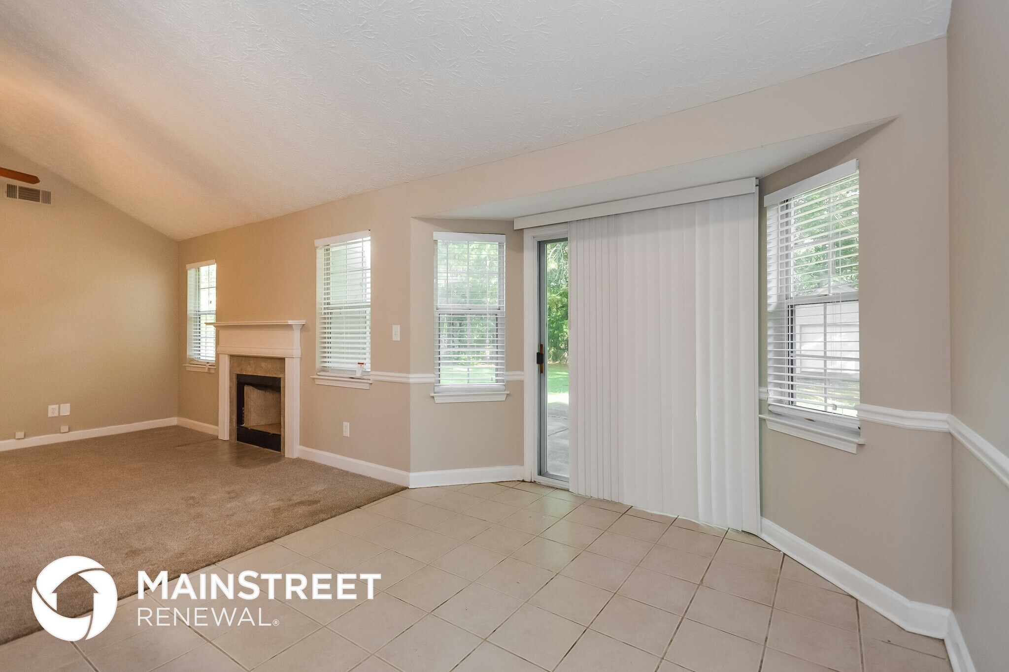 Building Photo - 330 E Country Woods Dr