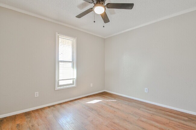 Building Photo - Spacious and Gorgeous 3/2 in Northwest Lub...