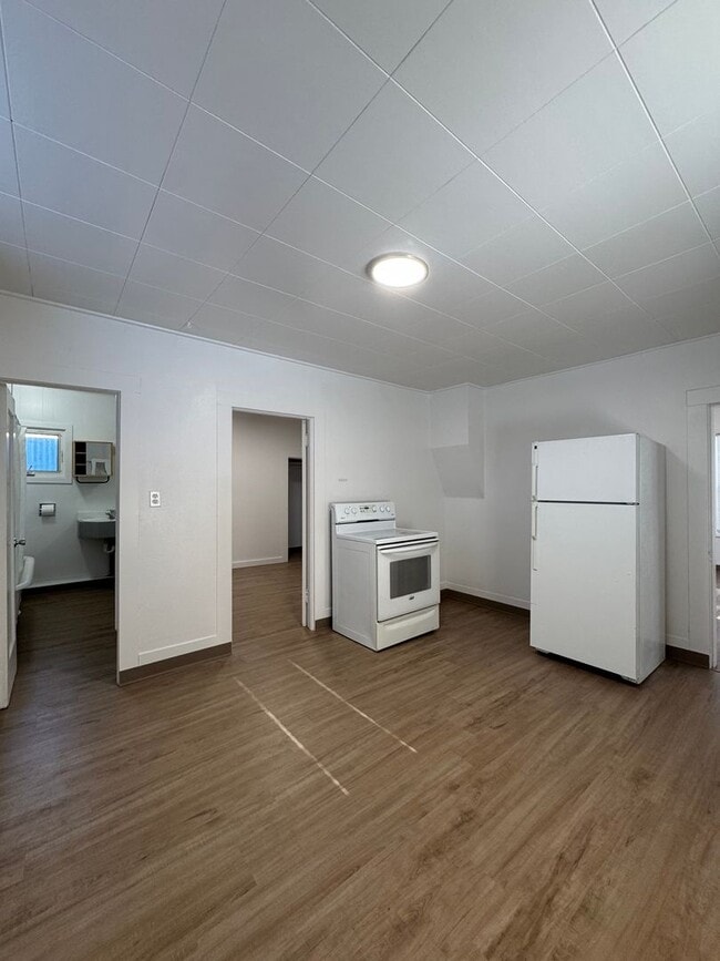 Building Photo - Remodeled 2-Bedroom Home on Oversized Lot