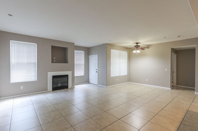 Building Photo - 3 Bedroom First Floor Condo Convenient To Nellis AFB