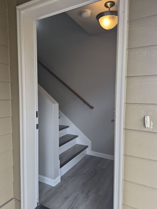 Building Photo - Welcome home to this beautiful 2BD/2.5BA, newly updated tri-level townhome!!!