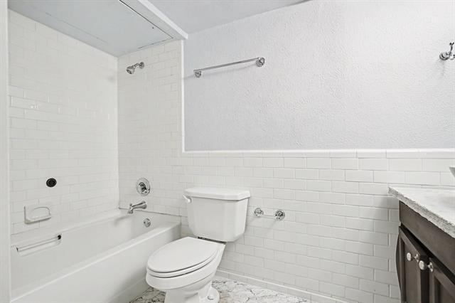 Building Photo - 5926 Sandhurst Ln