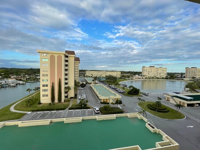 Building Photo - 4750 Cove Cir