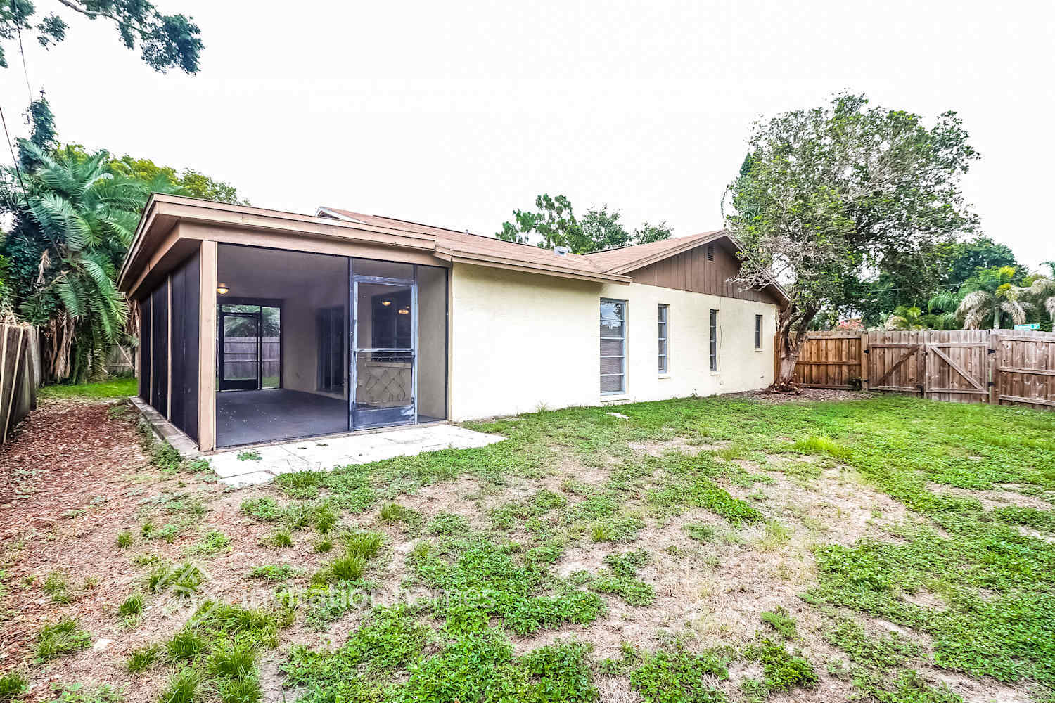 Building Photo - 1030 Oakwood Dr