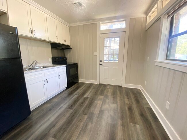 Building Photo - 2140 Silverdale Rd