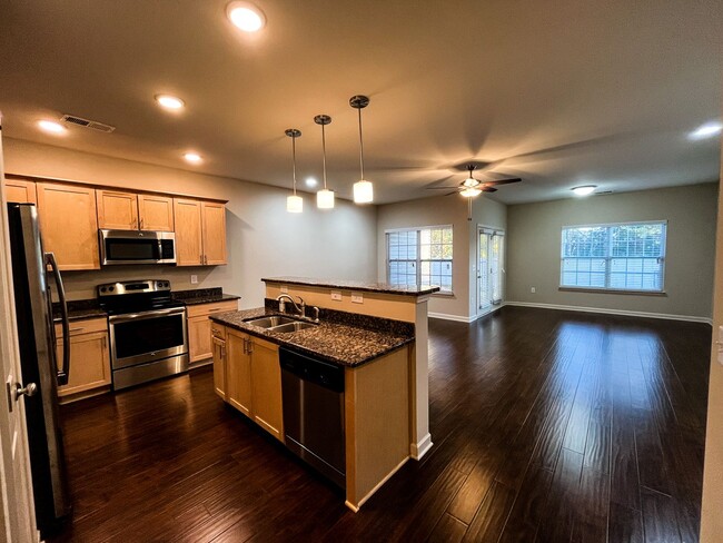Building Photo - Cozy 3 bedroom, 2 1/2 bathroom townhome in...
