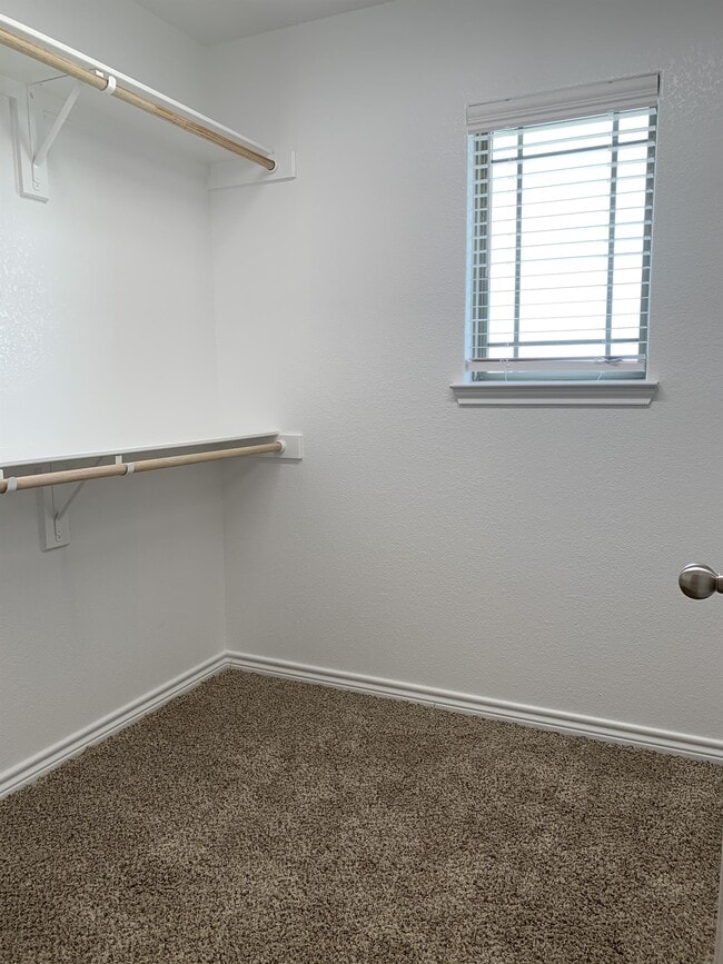 Building Photo - 7611 Stonehollow