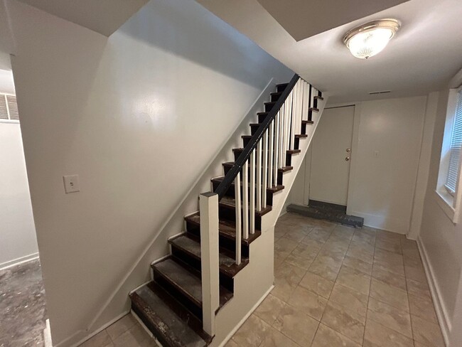Building Photo - Spacious 2 Bed 2 Bath House with Storage /...