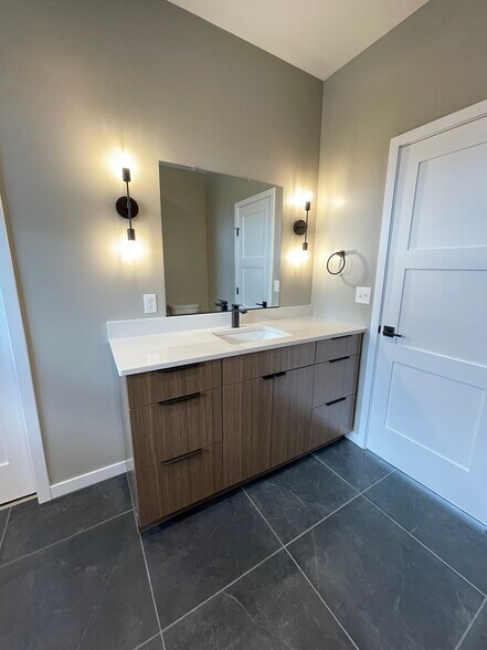 Building Photo - 328 E Blue Bell Dr