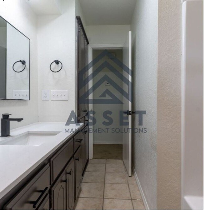 Building Photo - 4 Bedroom Rent to Own Home Available!