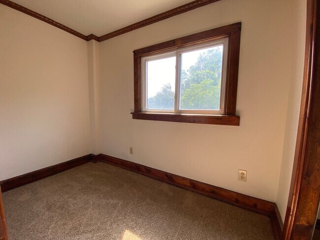 Building Photo - Stunning Three Bedroom on Bates St! Parking, Central Air Conditioning, Large Back Deck & More!! C...