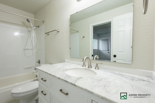 Building Photo - New Renovated 2 Bed 2 bath Townhome