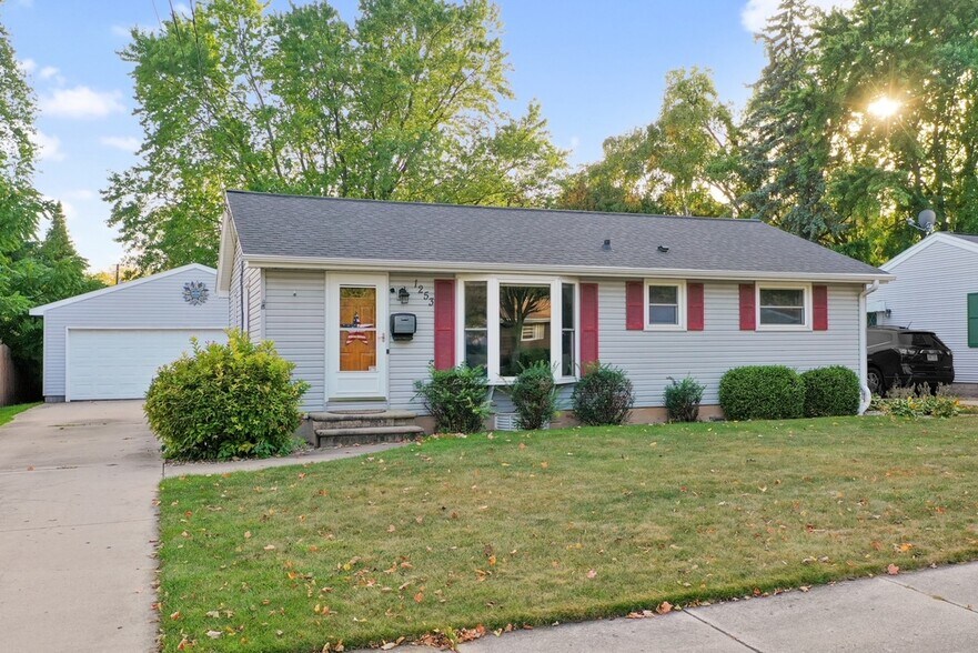 Building Photo - 1253 Roscoe St