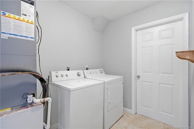 Building Photo - 1074 SW Jennifer Terrace