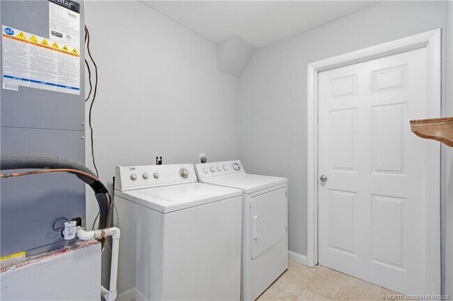 Building Photo - 1074 SW Jennifer Terrace