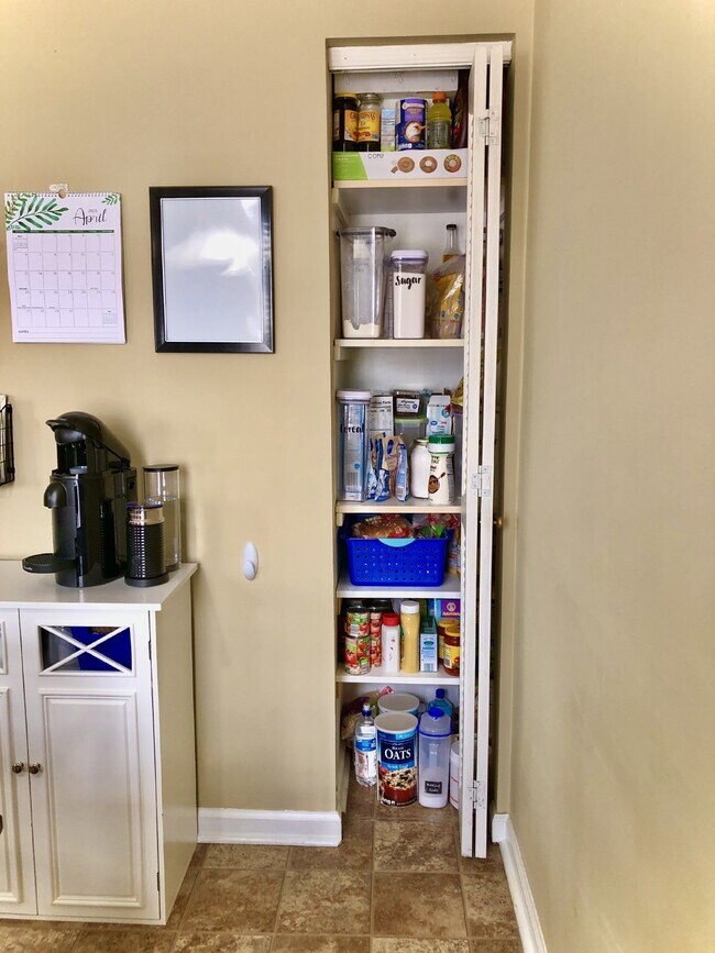 Building Photo - COMING SOON... Split-Level 3Bed/2Bath in H...